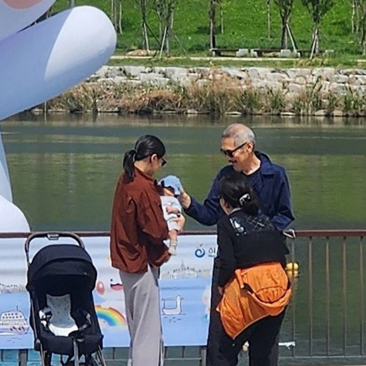 현재 화제중인 오늘자 <b>아들</b>맘 <b>김민희</b> 유모차