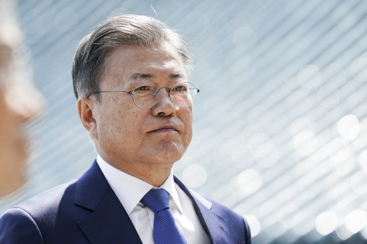 文 전 <b>대통령</b> 전격 <b>기소</b>…민주당 “윤석열 지키려 文 제물 삼아”