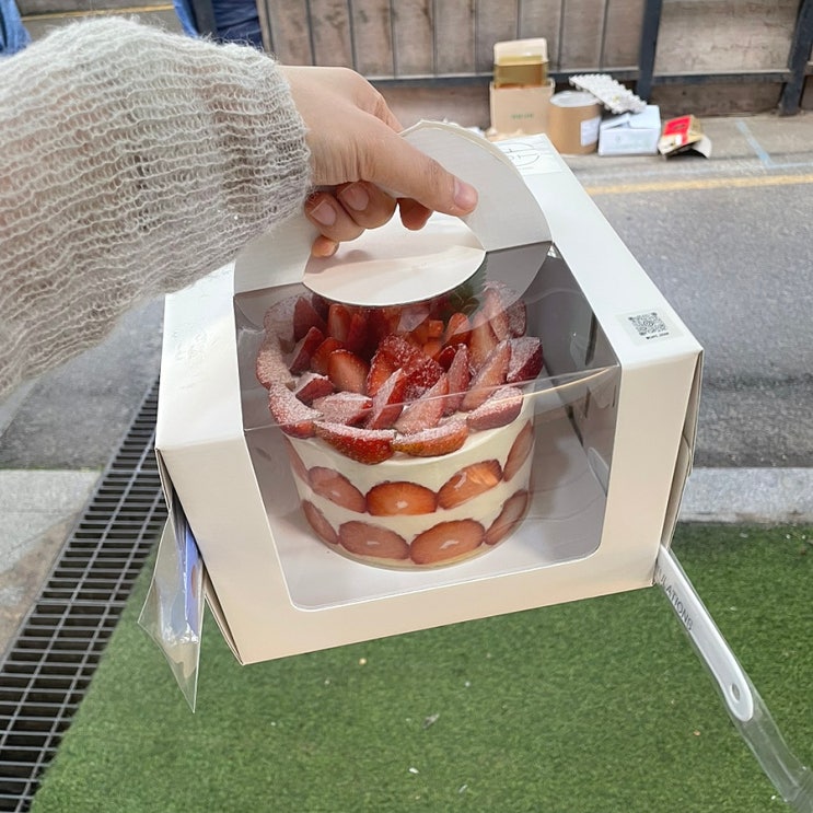 창원케이크 소안ㅣ두 번째 먹는 와르르 딸기케이크 맛집