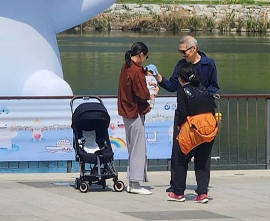 김민희 목격담, 혼외자와 산책… 홍상수 감독 '아빠 미소'
