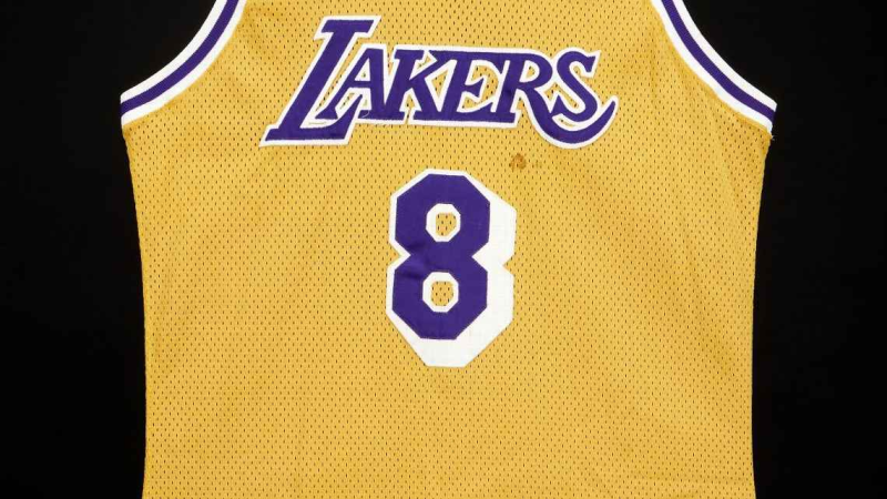 NBA 전설 코비 브라이언트의 첫 유니폼, 경매에서 ‘100억 원’에 낙찰!
