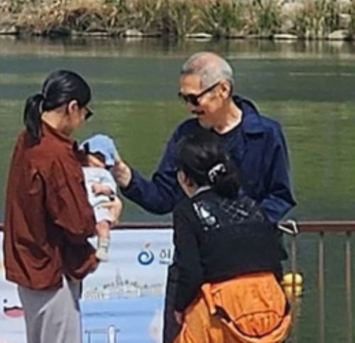 <b>김민희</b><b>홍상수 아들</b>과 미사호수공원 봄나들이 사진 공개... 