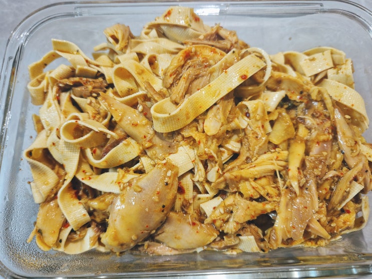  셰프 남편 요리 9. – 마늘소스로 간단하게! 찐 닭 넓적다리살과 두부면 비빔