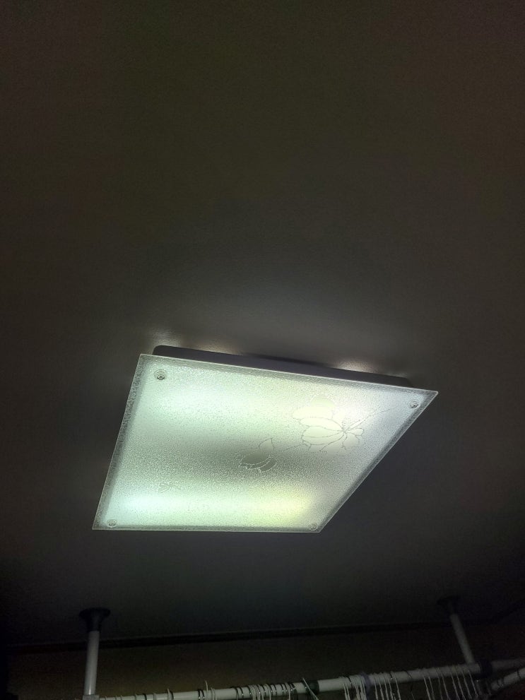  강서센트레빌4차아파트 형광등을 LED 등으로 교체 ㅡ 강서구 공항동 LED조명 바로출장집수리