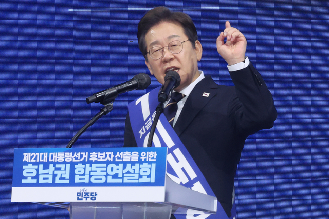 이재명, 호남 경선에서 88.69% 득표…김동연 7.41%·김경수 3.90% 이재명, 호남 경선에서 88.69% 득표…김동연 7.41%·김경수 3.90%