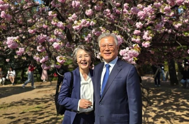  文, 김정숙 여사와 찍은 사진 올리며 "아무 걱정 말아요"