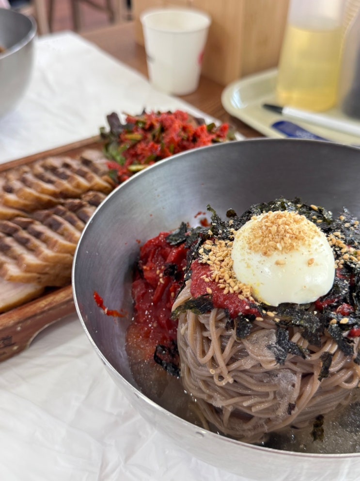  강릉 메밀골 동해막국수 | 회비빔막국수와 수육의 찰떡궁합 내돈내산 후기
