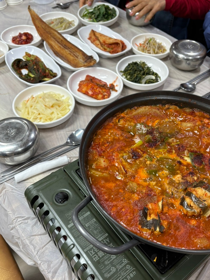 부안 섬마을횟집_위도 맛집 백반 아나고매운탕 섬마을 여행