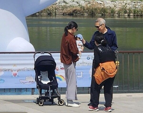  '불륜' 홍상수·김민희, 갓 태어난 아들과 하남 공원 포착…소박한 가족 나들이
