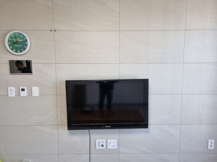  진주의봄 프리미엄 아파트 벽걸이 TV 브라켓 설치 및 원룸 주방 하이라이트 그리고 LED 전등 조명 교체