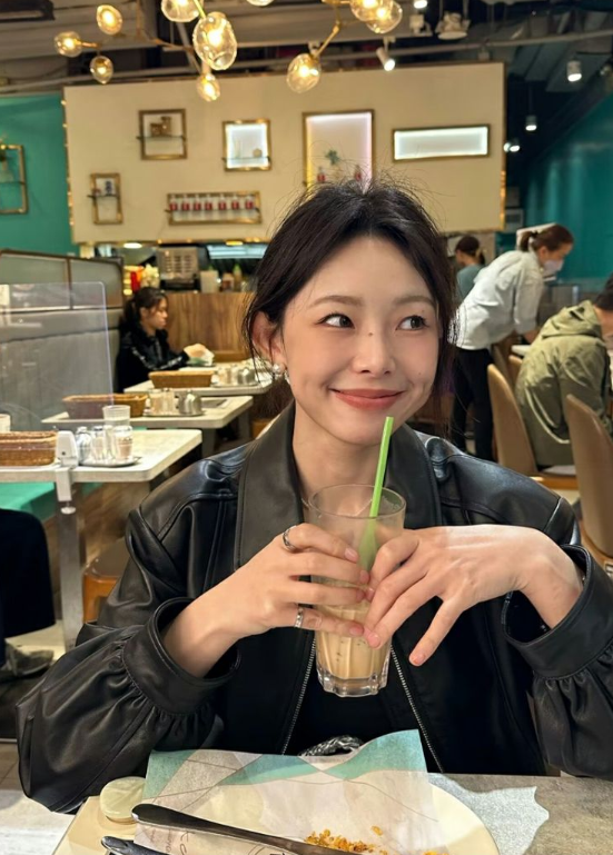  하나만 걸쳐도 여신각! 봄 원피스에 잘 어울리는 비건 가죽 자켓으로 완성하는 여성 데일리룩 추천
