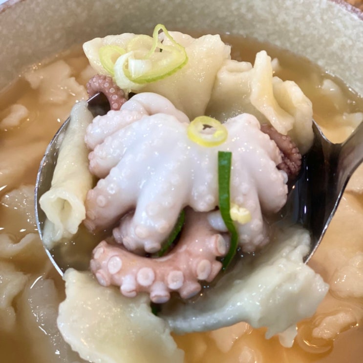 홍대 연남동 낙지 한마리가 통으로 들어간 칼칼한 수제비 전문점, 팔미낙지한마리수제비 성산점
