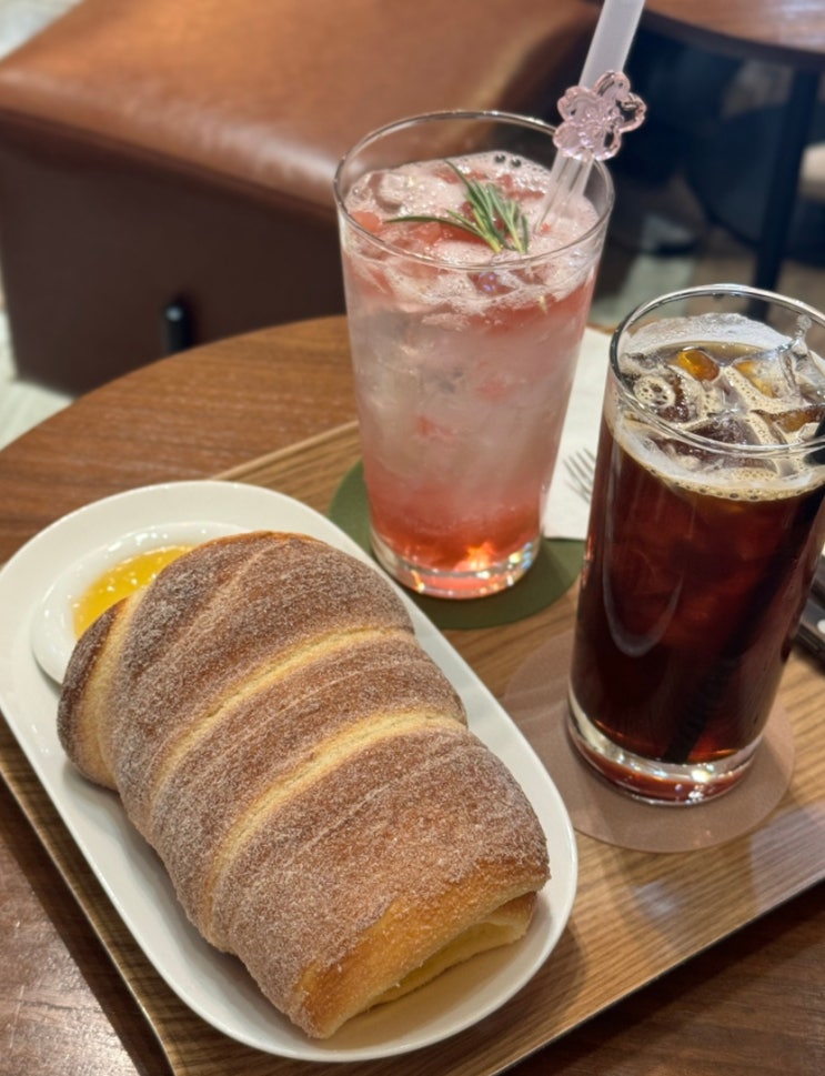  [석촌호수 카페] 잠실 핫플, 체코 굴뚝빵이 맛있는 Knedlo 끄네들로