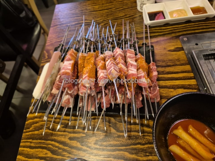  미친양꼬치 양재천 포이사거리 무한리필 양꼬치 돼지고기 가래떡 소시지 셀프라면 가성비 식당