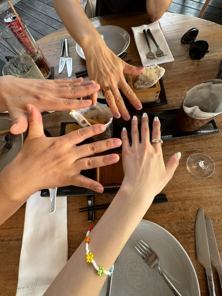 뭉클한 <두 손 예찬>노동자의 손, 작가의 손, 연인의 손, 가족의 손