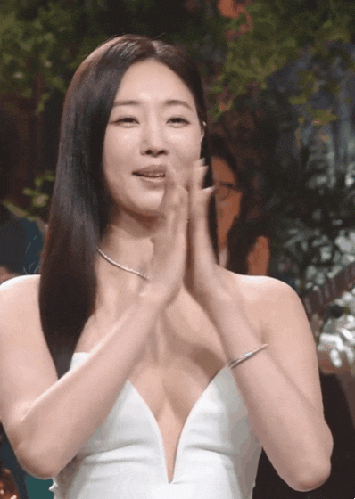 47세 김사랑 파격적 드레스로 SNL 호스트...20년 전 전설의 팬미팅 재현 47세 김사랑 파격적 드레스로 SNL 호스트...20년 전 전설의 팬미팅 재현