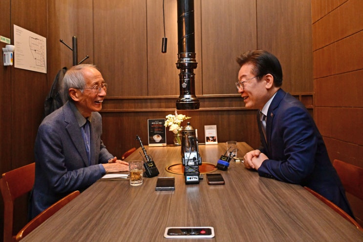 정치 빅뱅! <b>이재명</b>, 보수 진영 거물 <b>윤여준</b> 영입으로 판도 뒤집나?