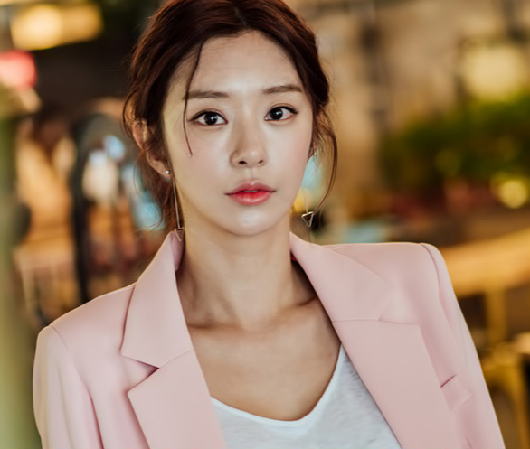 배우 이주빈, 화려함과 현실감 사이의 반전 매력