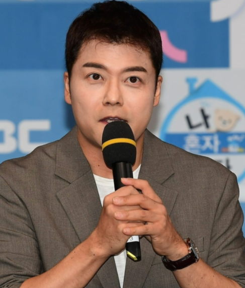 <b>전현무</b>, 결국 공개 사과.."유부남 고백, <b>경거망동</b>하지 않을 것... 