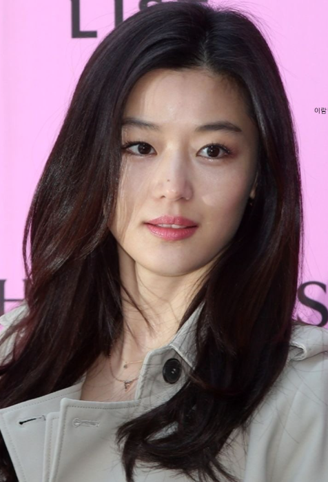 색조를 덜어낼 수록 예쁘다? 청초한 이미지의 여름뮤트 스타일링