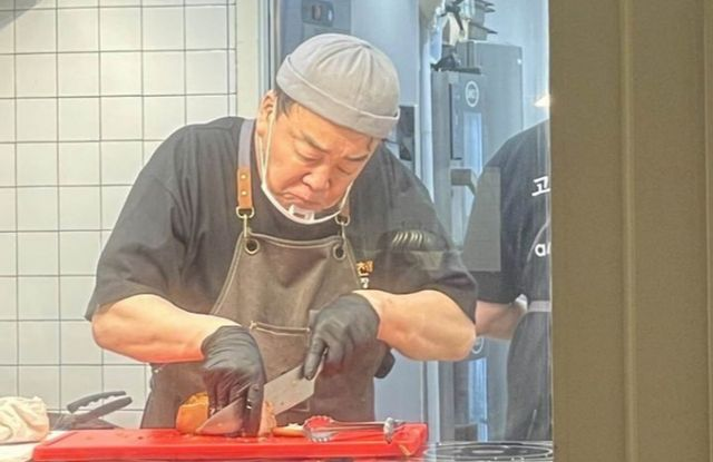  주방서 직접 고기손질… '논란' 백종원, 프랑스서 '이것' 하고 있다