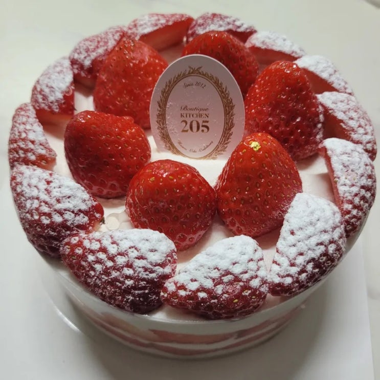  잠실역:[키친205 롯데월드몰점] 딸기밭 케이크 후기/ 맛있어요!