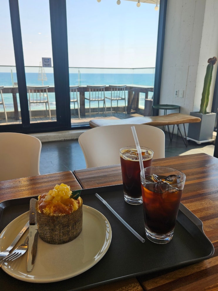  강릉 경포해변 앞 카페 뷰맛집 롱블랙