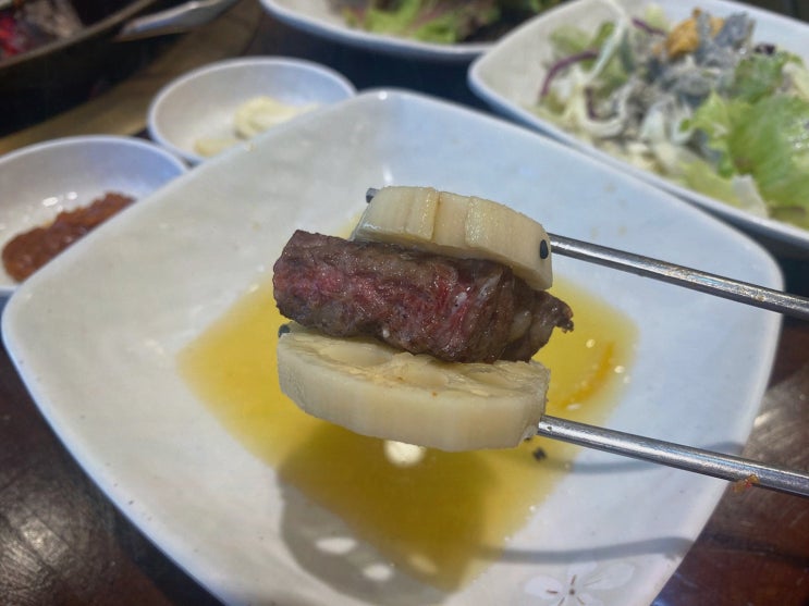  친구들과의 즐거운 한때, 마장동한우촌에서 신선한 한우를 만나보세요