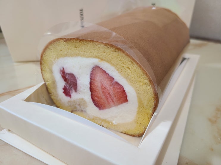  선물용 디저트 부드러운 뚜레쥬르 딸기 생크림 롤케이크 가격 추천 내돈내산 후기