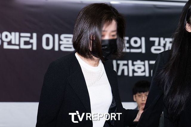 피해 걸그룹 母 “신체접촉, 점점 부담” VS 이용학 대표 “먼저 여친 한다 해”