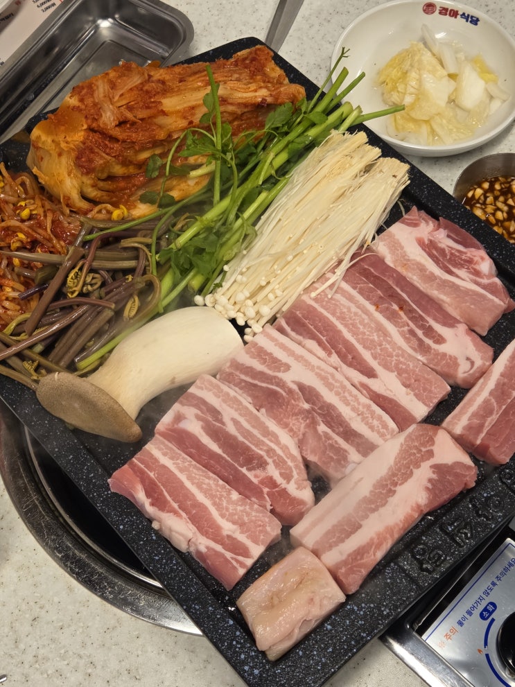  난곡사거리 맛집 경아 식당 난곡점 경아한판 솔직 후기  고기와 묵은지 미쳤다