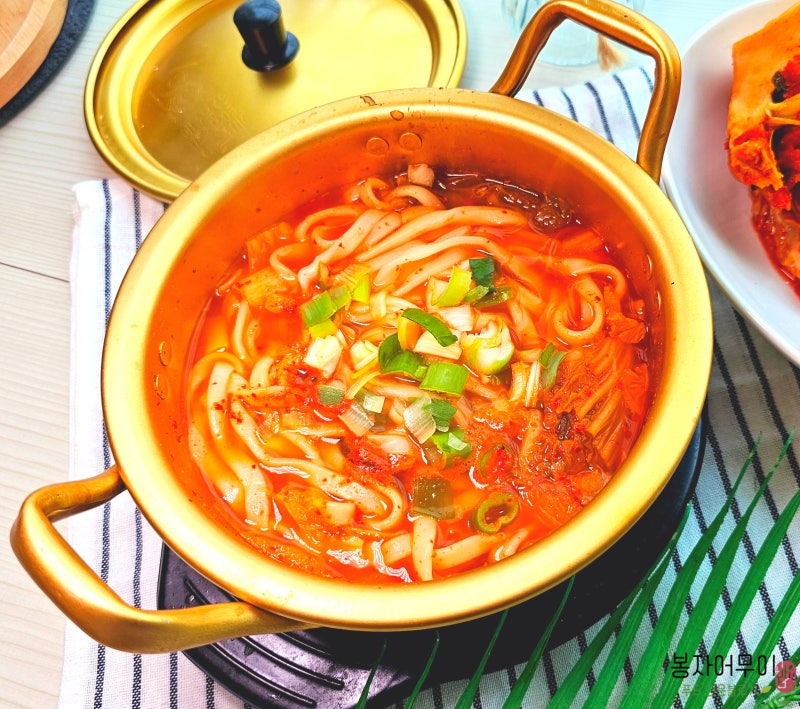 국물이 미쳤다! 칼국수 맛집 김치칼국수 끓이는법 초간단 양푼이 김치 칼국수 레시피