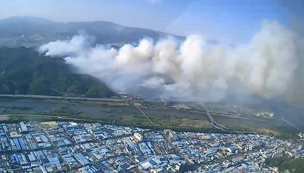  [속보] 대구 산불3단계 "팔달초·매천초 대피중" 진화 중
