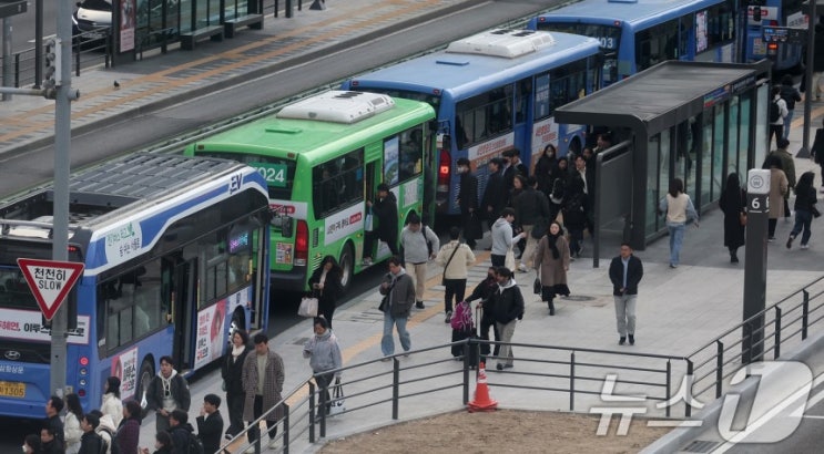 [<b>버스</b>파업]<b>서울 시내버스 노사</b> 최종<b>협상</b>...결렬되면 내일 쟁의... 