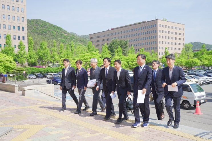 전정권정치탄압<b>대책</b>위원회 문재인 전 <b>대통령</b> 고발장 접수 및... 