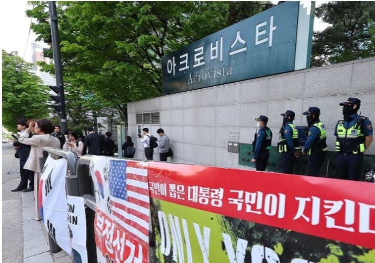 검찰, 윤석열 김건희 사저 첫 압수수색…<b>건진법사 청탁 의혹</b>... 