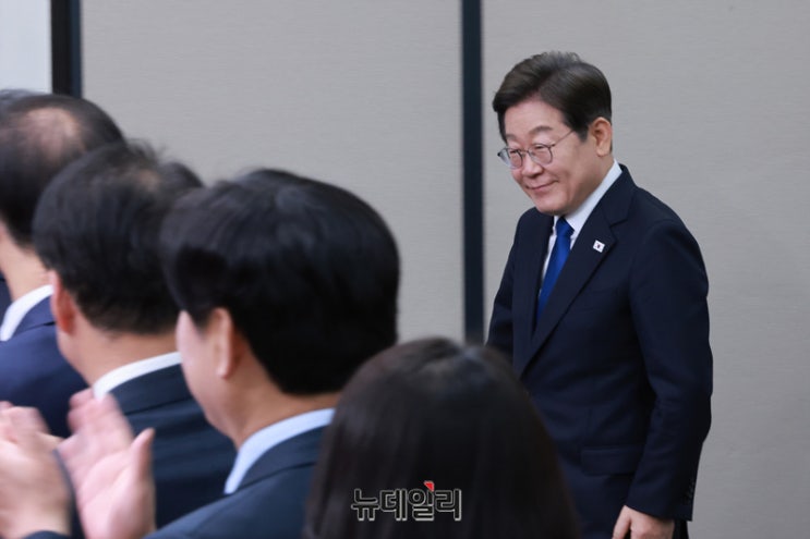 조기대선 국면에 널뛰기 지속하는 정치테마주 … 이재명·한덕수株 상한가 조기대선 국면에 널뛰기 지속하는 정치테마주 … 이재명·한덕수株 상한가