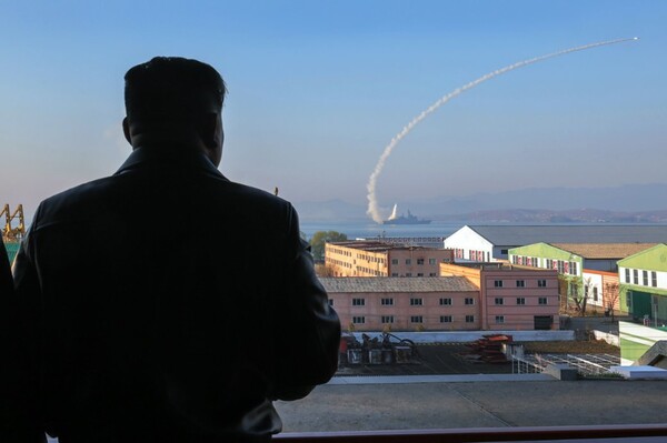 <b>김정은</b>, ‘<b>최현호</b>’ 첫 사격시험···“<b>핵무장화</b> 가속” 주문