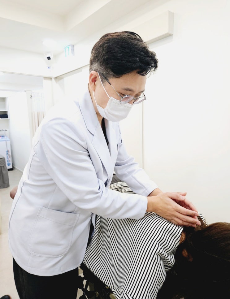  계속되는 어깨 통증, 단순 근육통이 아닐 수 있습니다 – 중계동 한의원