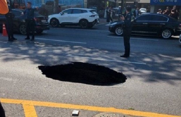 강동구 <b>길동사거리</b> 또 <b>싱크홀</b> 발생…이번엔 폭 2m?