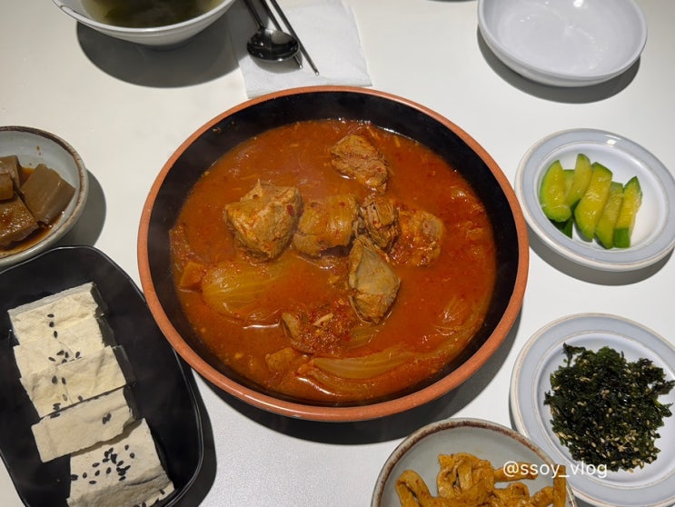  을지로3가 점심 맛집 ‘성수라’에서 즐기는 푸짐한 김치찜 한 상