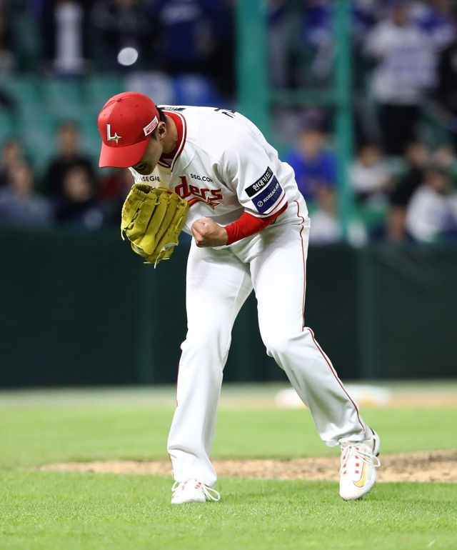  '위협구+욕설 논란' SSG 김건우, 주장 김광현과 삼성 더그아웃 찾았다…사과했다 [인천 현장]