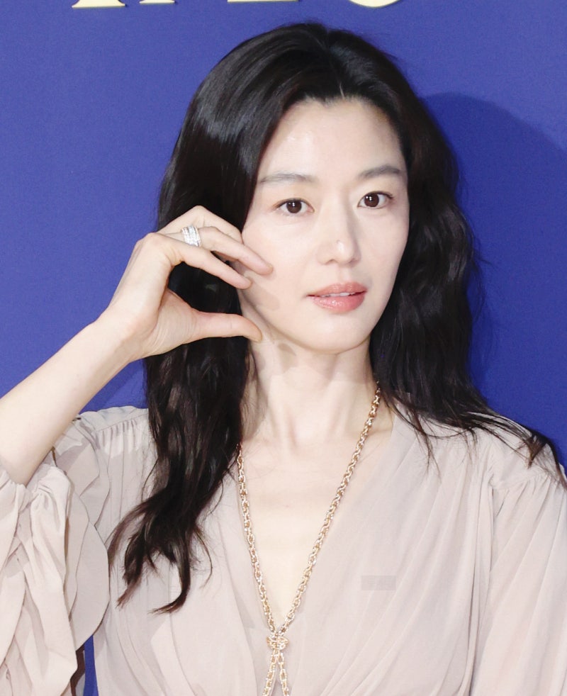 전지현 나이 40대에도 여전한 미모와 몸매