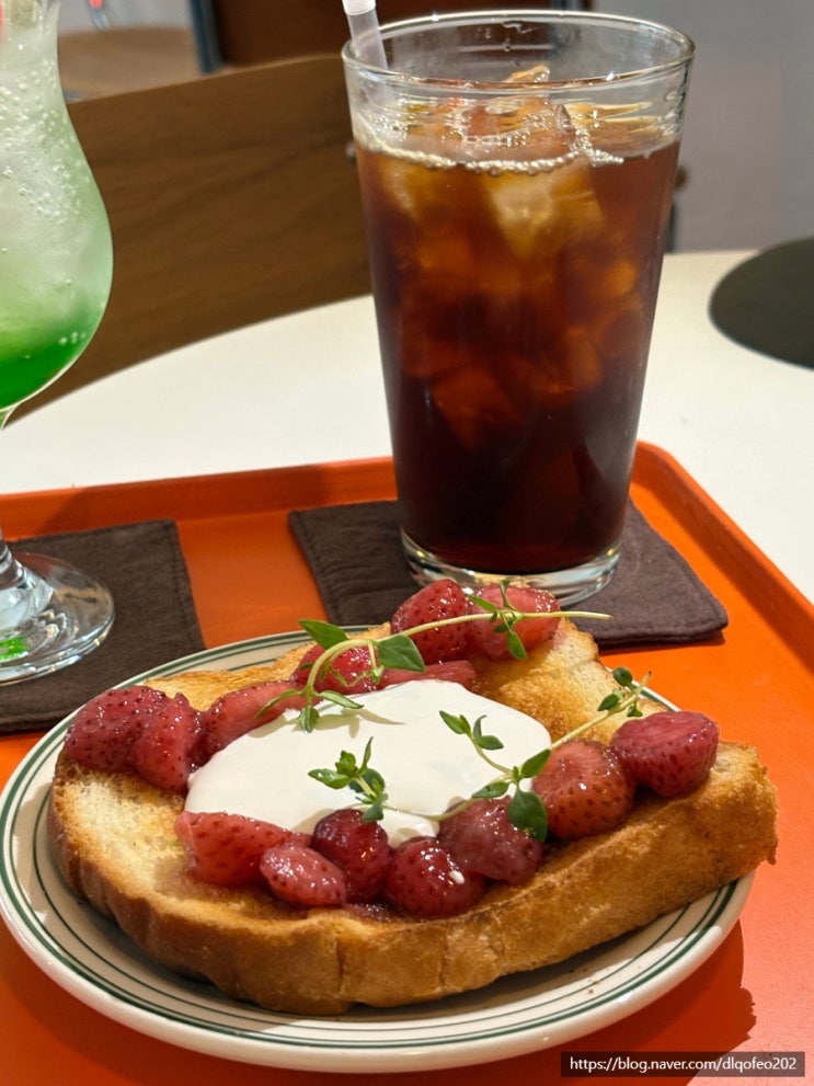  레이먼드 커피 마켓 딸기 토스트 맛집 망원역 디저트카페