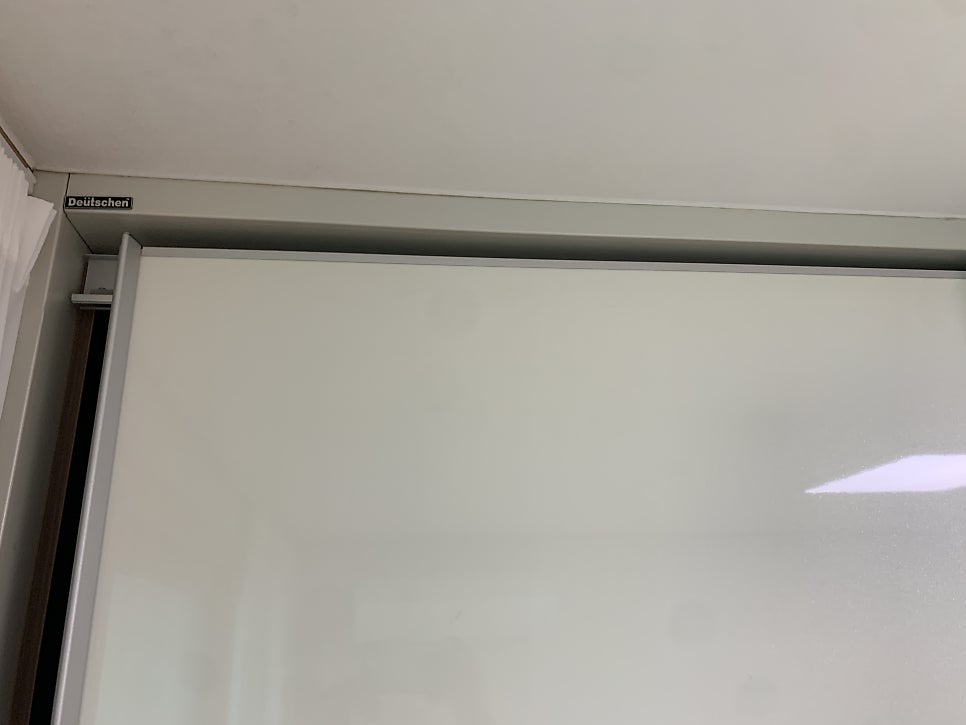 슬라이딩 붙박이장 문수리 롤러 교체로 소음과 불편함 해결