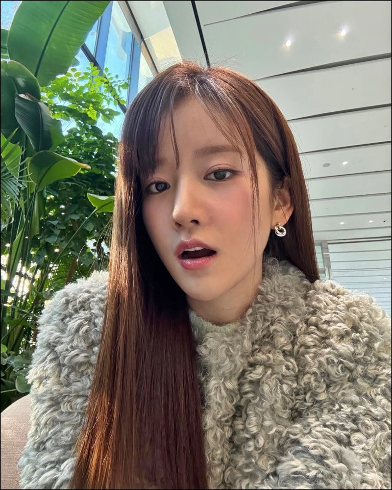 이 언니, 심장 폭격! 우주소녀 엑시, 가슴골 살짝 드러낸 화보 비하인드컷에 팬들 미쳤다 환....