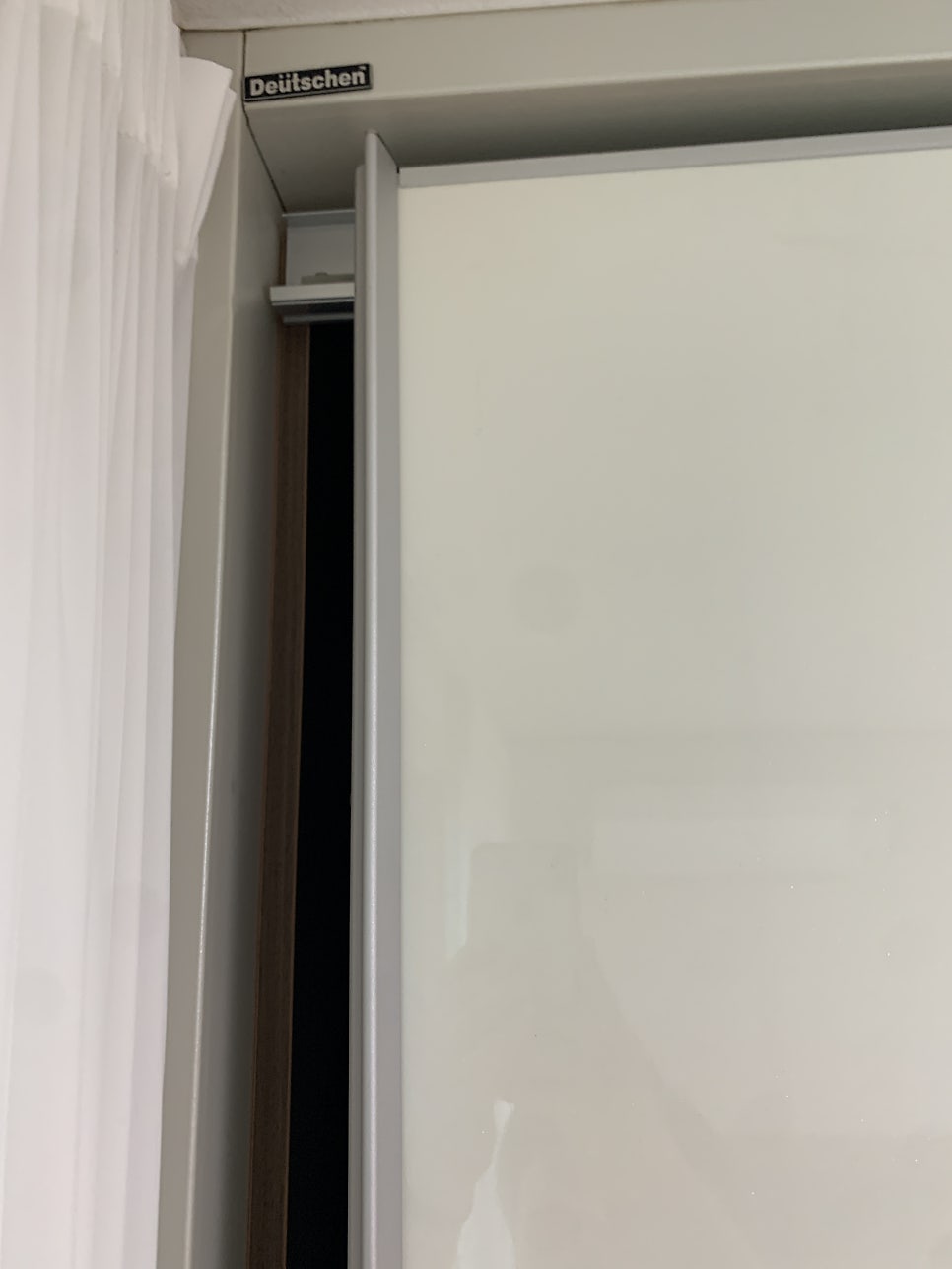 슬라이딩 붙박이장 문수리 롤러 교체로 소음과 불편함 해결