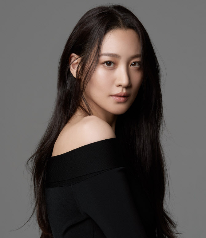 <b>수현</b>, <b>사람엔터</b> 새 둥지…글로벌 커리어+백상 노미까지 '제2막... 