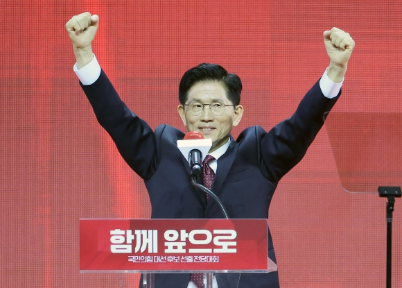 <b>국힘</b> 김문수 <b>후보</b> 선출··· 대법, <b>이재명</b> 공직선거법 파기환송