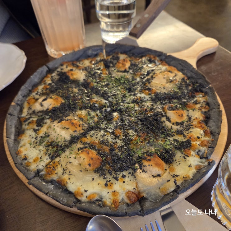 인절미로 피자를?! 내돈내먹 연남동 데이트 맛집 양식구옥 :D